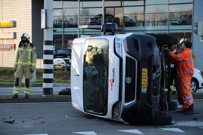 Bestelbus belandt op zijn kant na botsing
