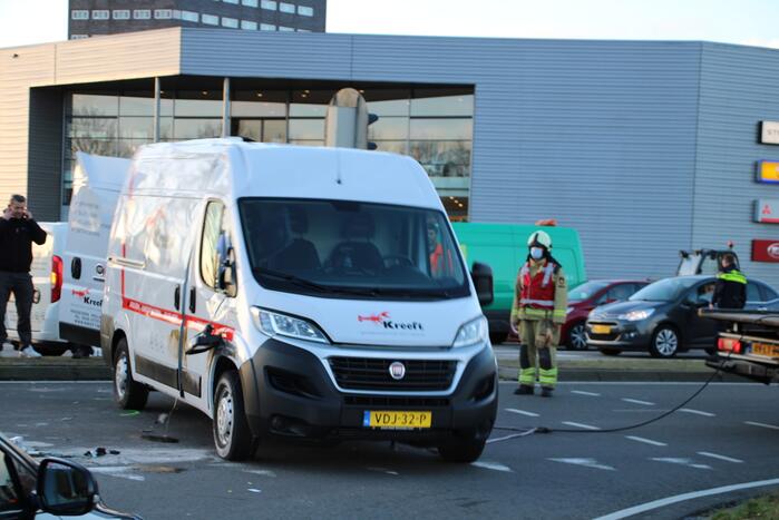 Bestelbus belandt op zijn kant na botsing