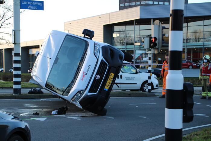 Bestelbus belandt op zijn kant na botsing
