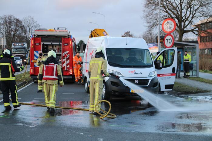 Bestelbus belandt op zijn kant na botsing