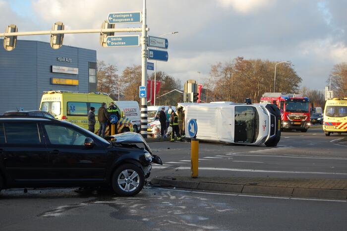 Bestelbus belandt op zijn kant na botsing