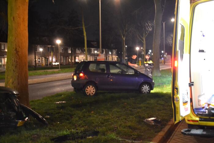 Automobilist knalt met voertuig op boom