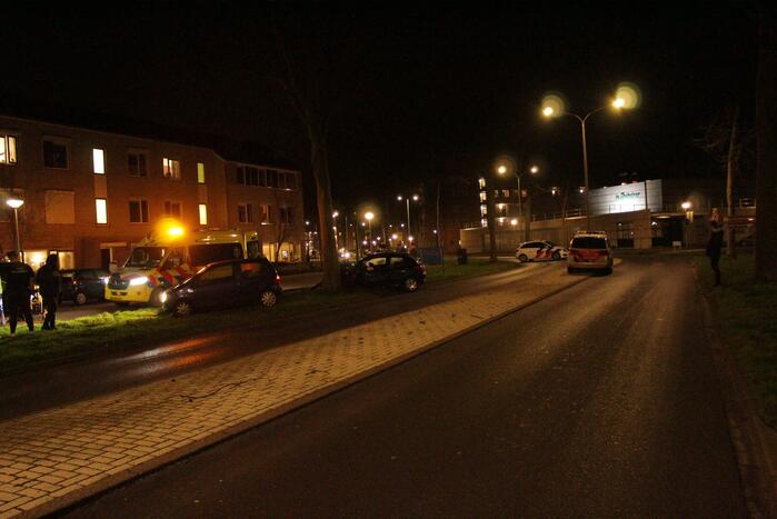 Automobilist knalt met voertuig op boom