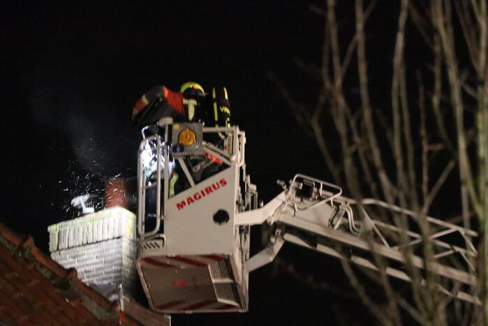 Brandweer blust schoorsteenbrand