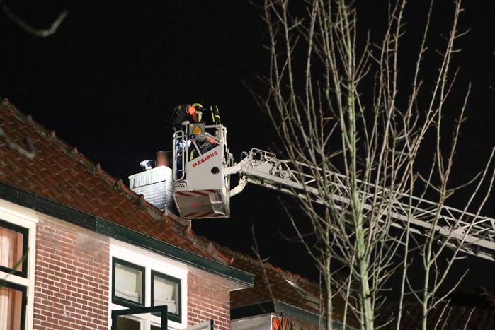 Brandweer blust schoorsteenbrand