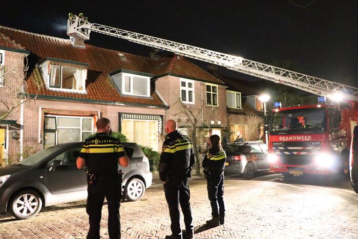 Brandweer blust schoorsteenbrand