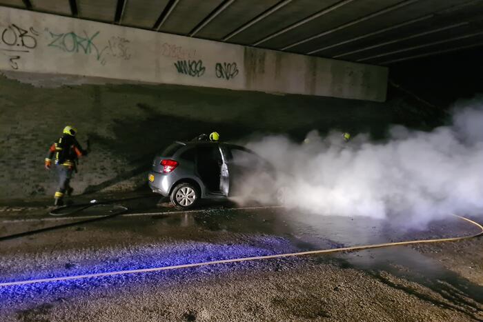 Auto vat vlam onder viaduct snelweg