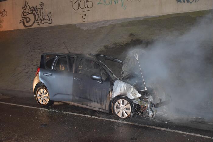 Auto vat vlam onder viaduct snelweg
