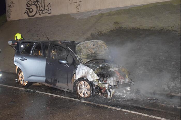 Auto vat vlam onder viaduct snelweg