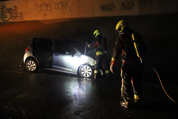 Auto vat vlam onder viaduct snelweg