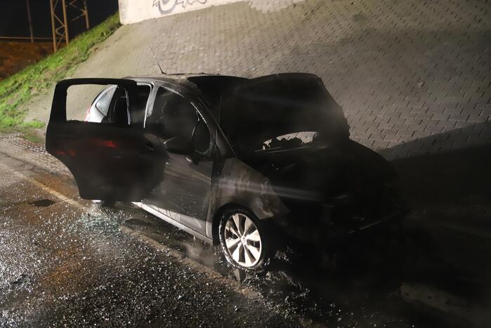 Auto vat vlam onder viaduct snelweg