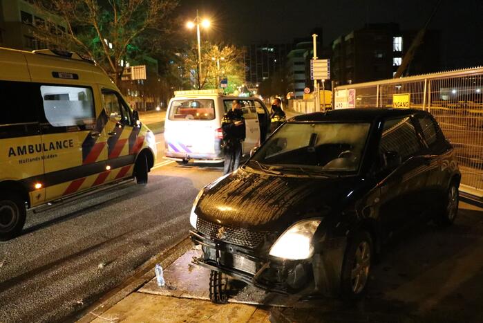Automobilist verliest macht over het stuur en knalt tegen hek