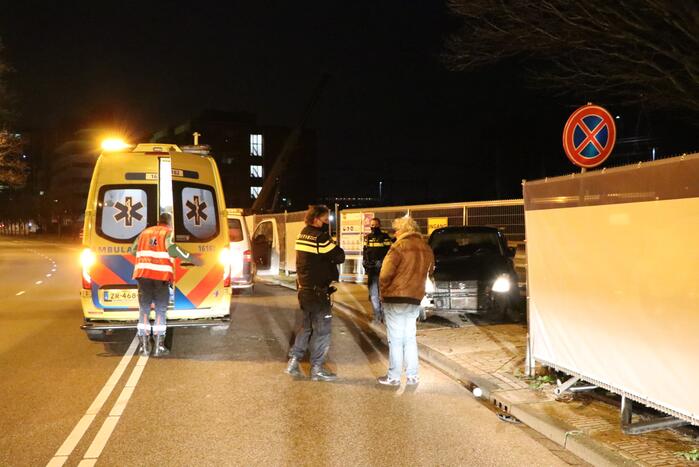 Automobilist verliest macht over het stuur en knalt tegen hek