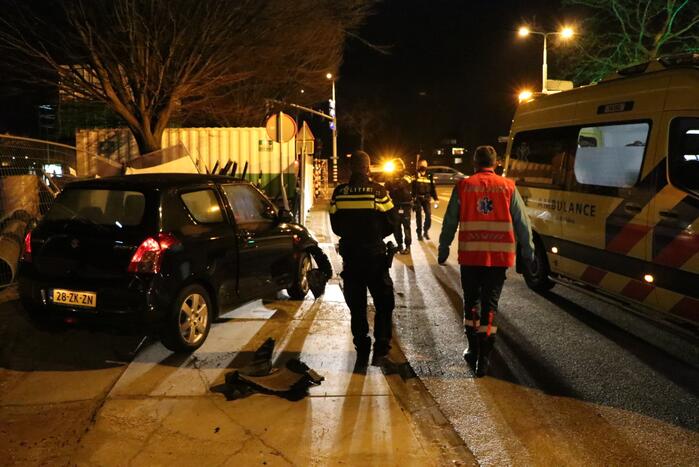 Automobilist verliest macht over het stuur en knalt tegen hek