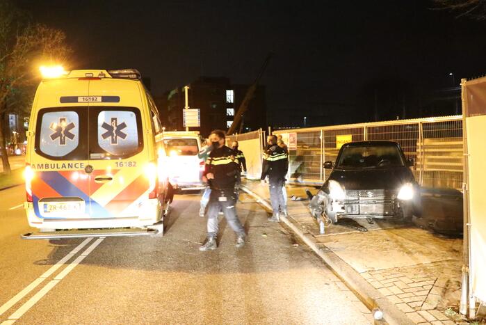 Automobilist verliest macht over het stuur en knalt tegen hek