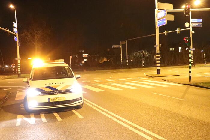 Automobilist verliest macht over het stuur en knalt tegen hek