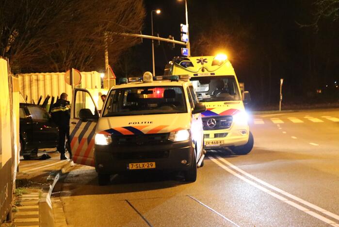 Automobilist verliest macht over het stuur en knalt tegen hek