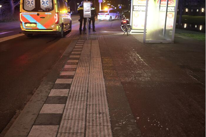 Fietser gewond bij botsing tegen bushokje