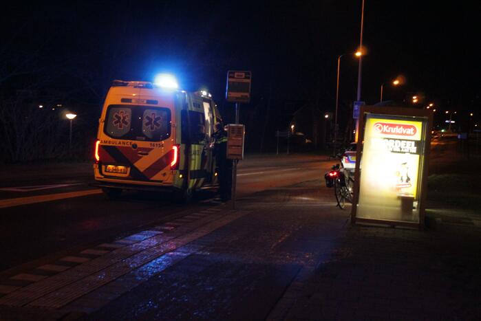 Fietser gewond bij botsing tegen bushokje