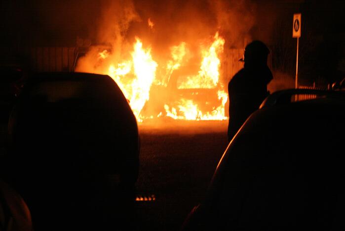 Twee geparkeerde voertuigen in vlammen op