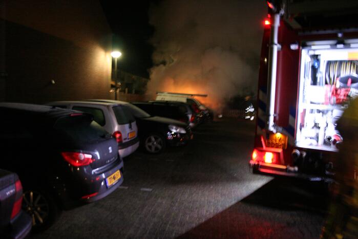 Twee geparkeerde voertuigen in vlammen op