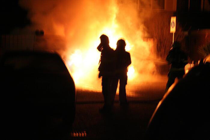 Twee geparkeerde voertuigen in vlammen op
