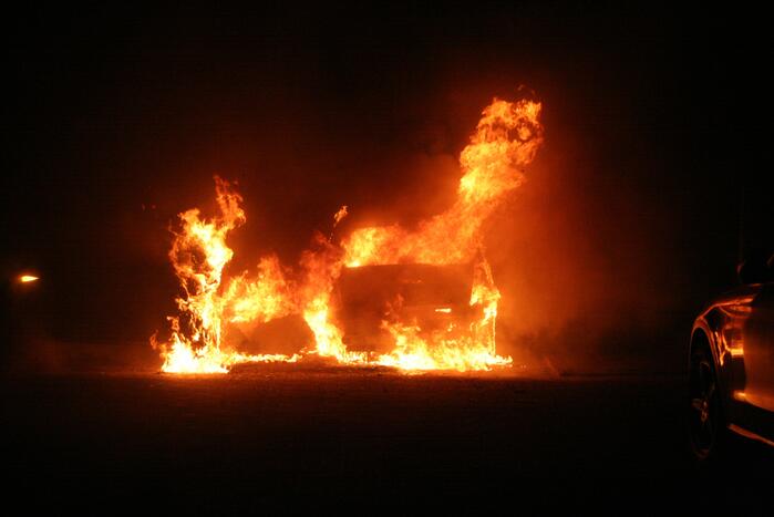 Twee geparkeerde voertuigen in vlammen op