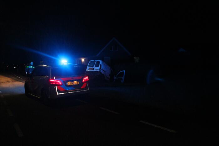 Dronken automobilist rijdt tegen boom