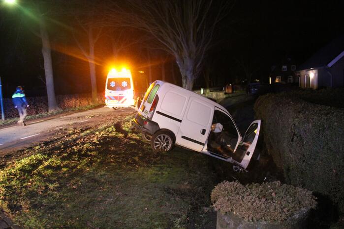 Dronken automobilist rijdt tegen boom