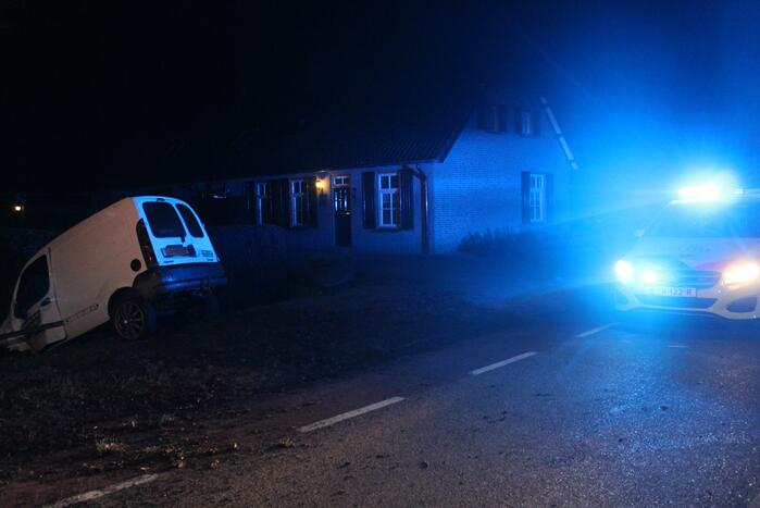 Dronken automobilist rijdt tegen boom