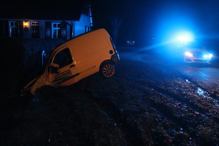 Dronken automobilist rijdt tegen boom