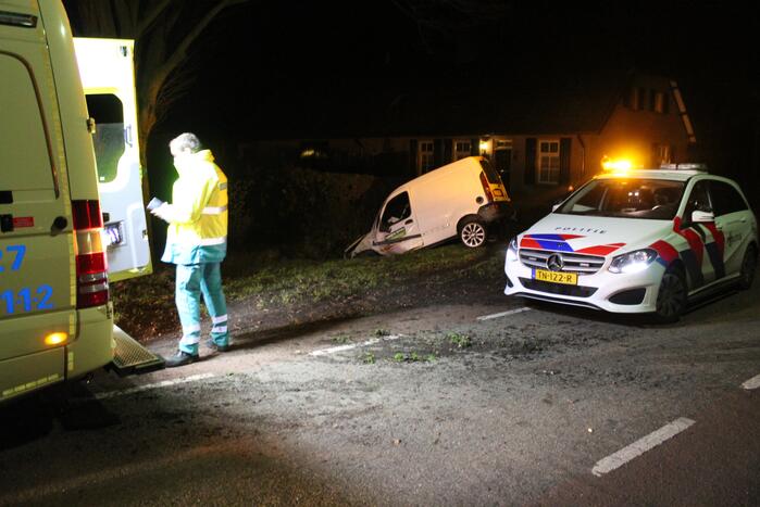 Dronken automobilist rijdt tegen boom