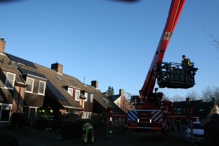 Brandweer blust schoorsteenbrand