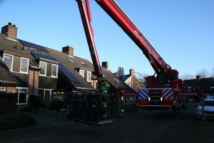 Brandweer blust schoorsteenbrand