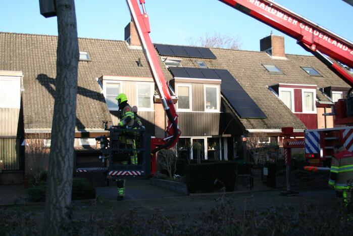 Brandweer blust schoorsteenbrand
