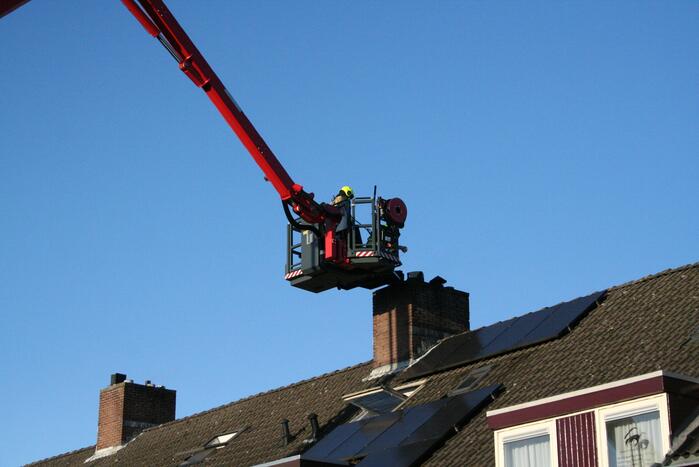 Brandweer blust schoorsteenbrand