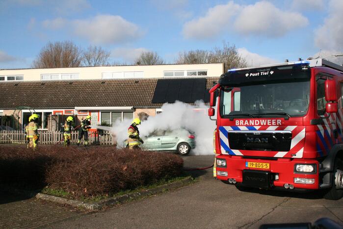 Auto volledig in brand