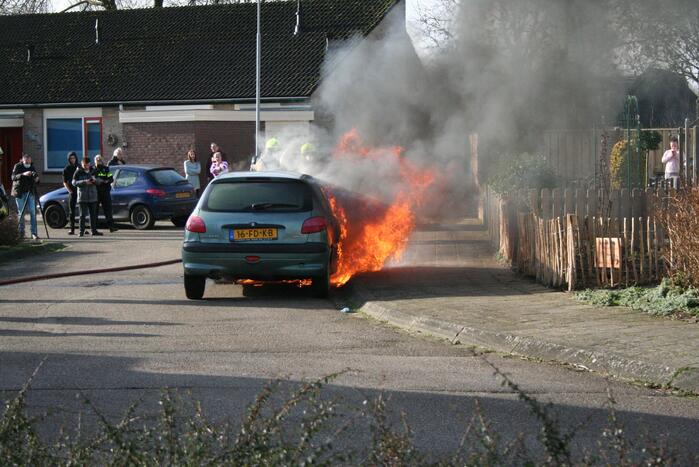 Auto volledig in brand