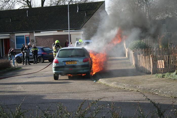 Auto volledig in brand