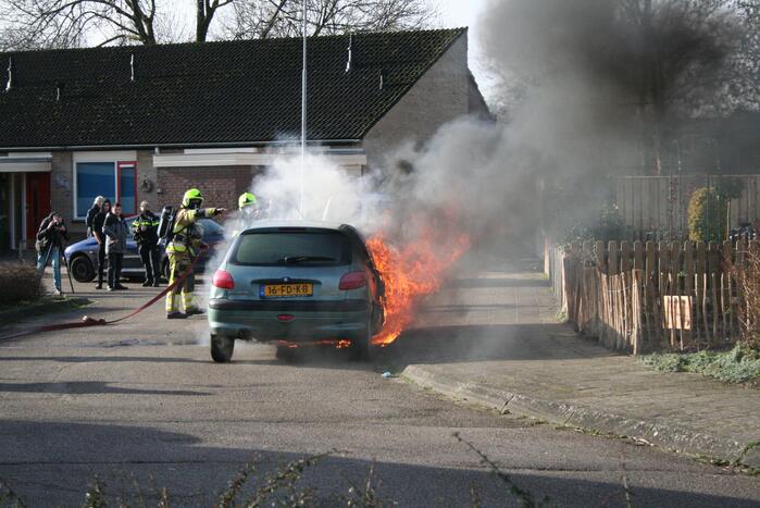 Auto volledig in brand