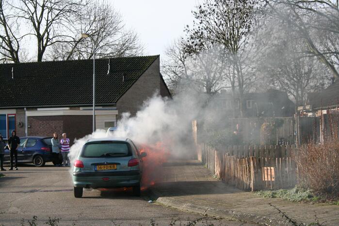 Auto volledig in brand