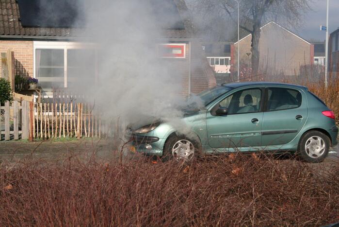 Auto volledig in brand