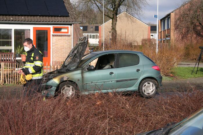 Auto volledig in brand