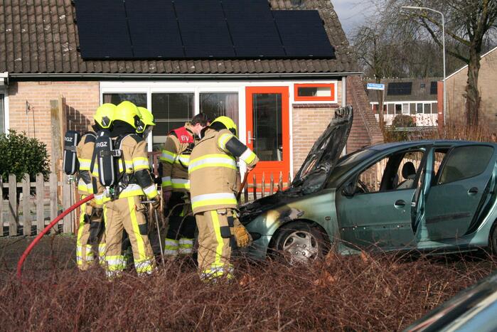 Auto volledig in brand