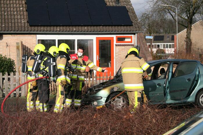 Auto volledig in brand