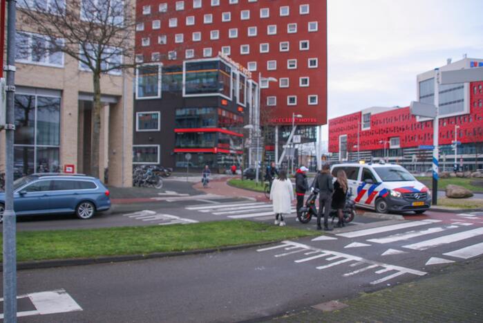 Personenauto en scooter schade na botsing