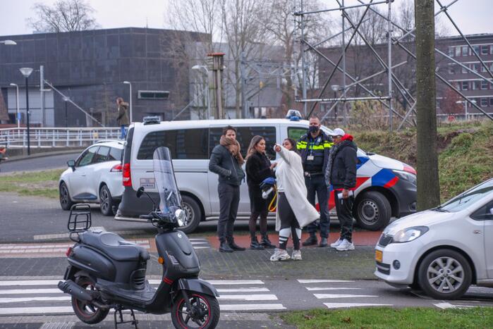 Personenauto en scooter schade na botsing