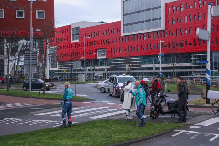 Personenauto en scooter schade na botsing