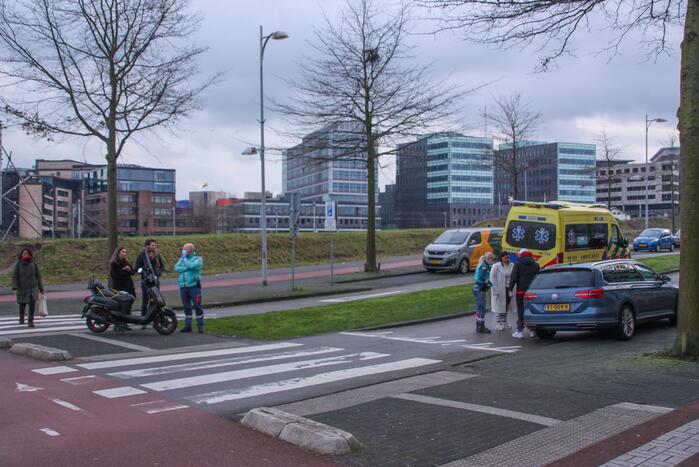 Personenauto en scooter schade na botsing