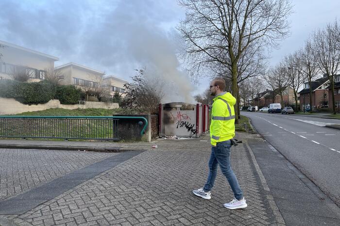 Papiercontainer in brand gestoken